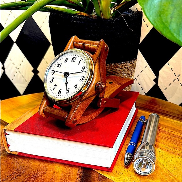 Vintage Wooden Desk Clock – Unique Wristwatch Design - Picture 6 of 12